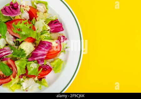 Leichter vegetarischer Salat auf dem Teller auf hellem Hintergrund. Gesundes Lifestyle-Konzept. Studio Photo Stockfoto