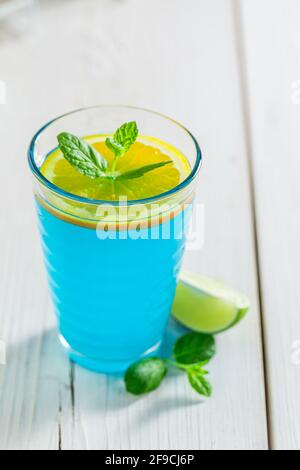 Blauer Cocktail mit Zitrusfrüchten. Für eine gesunde und abwechslungsreiche Ernährung. Stockfoto