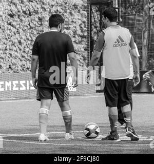 Delhi, Indien - Juli 19 2019: Fußballspieler der lokalen Fußballmannschaft während des Spiels in der regionalen Derby-Meisterschaft auf einem schlechten Fußballplatz. Heißer Moment des Fußes Stockfoto