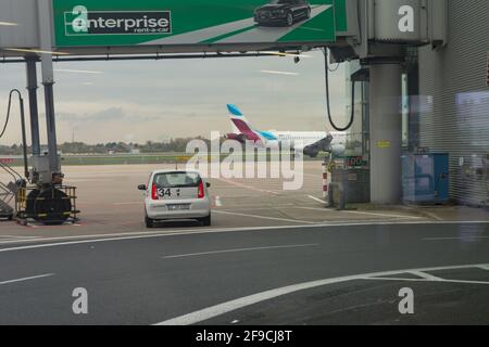 DÜSSELDORF, NRW, DEUTSCHLAND - 11. NOVEMBER 2019: Internationaler Flughafen Düsseldorf. Deutsche Passagierflugzeuge aus Gerwing. Sind auf dem Flugplatz. Stockfoto