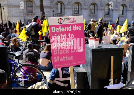 London, England. April 2021. Kill the Bill Protest gegen den neu vorgeschlagenen Gesetzentwurf für Polizei, Kriminalität, Verurteilung und Gerichte, den die Regierung zu verabschieden versucht. Ein Protestler hält ein Schild mit der Aufschrift „Verteidige das Recht auf Protest, Black Lives Matter“. Bradley Stearn / Alamy Live News Stockfoto