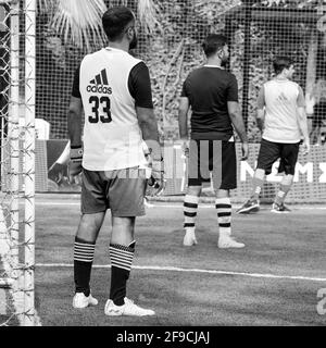 Delhi, Indien - Juli 19 2019: Fußballspieler der lokalen Fußballmannschaft während des Spiels in der regionalen Derby-Meisterschaft auf einem schlechten Fußballplatz. Heißer Moment des Fußes Stockfoto