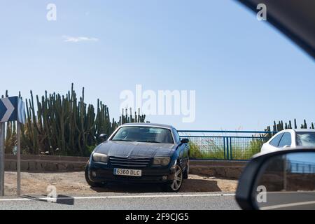 CRAN CANARIA, PUERTO RICO - 16. NOVEMBER 2019: Chrysler Crossfire Coupe auf einem Parkplatz oberhalb der Marina in Puerto Rico auf Gran Canaria. Stockfoto