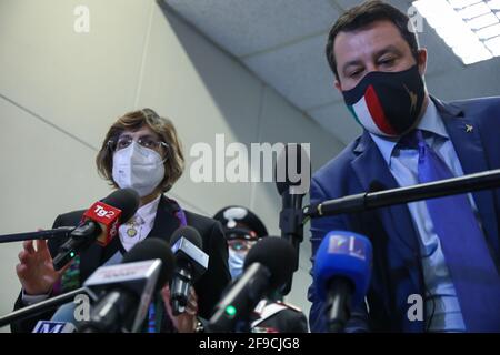 Matteo Salvini und seine Rechtsanwältin Giulia Bongiorno während der Presse Konferenz in Palermo Stockfoto