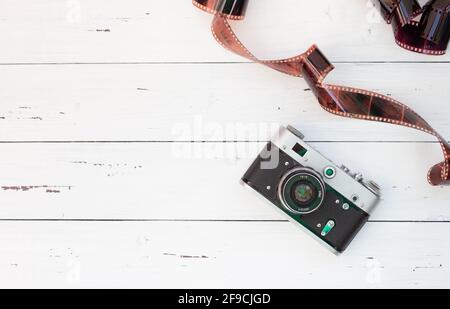 Eine seltene Kamera und Film auf weißem Hintergrund. Freier Speicherplatz für Text. Stockfoto