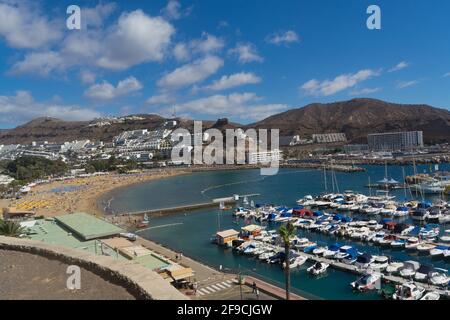 CRAN CANARIA, PUERTO RICO - 16. NOVEMBER 2019: Marina in Puerto Rico de Gran Canaria. Postkarte, spanien. Stockfoto