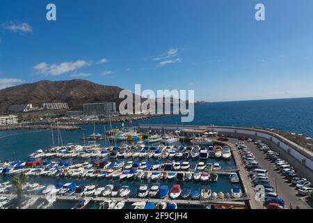 CRAN CANARIA, PUERTO RICO - 16. NOVEMBER 2019: Marina in Puerto Rico de Gran Canaria. Postkarte, spanien. Stockfoto