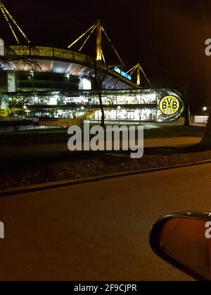 DORTMUND, NRW, DEUTSCHLAND - 30. DEZEMBER 2019: Das Westfalenstadion bei Nacht ist ein Fußballstadion in Dortmund, der Heimat von Borussia Dortmund. Offiziell Stockfoto
