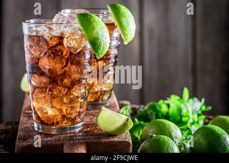 Kalter Eistee mit Limette und Eis. Trinken Sie für die Sommerhitze. Long Island Eistee. Stockfoto