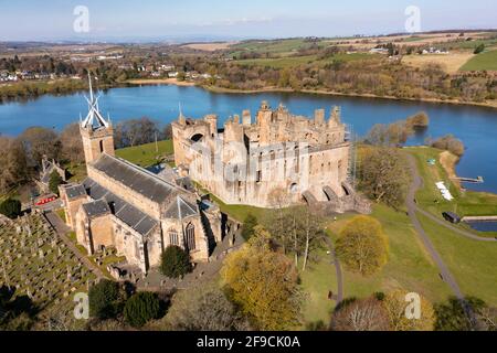 Luftaufnahme des Linlithgow Palace, der St. Michaels's Parish Church neben dem Linlithgow Loch in West Lothian, Schottland, Großbritannien Stockfoto