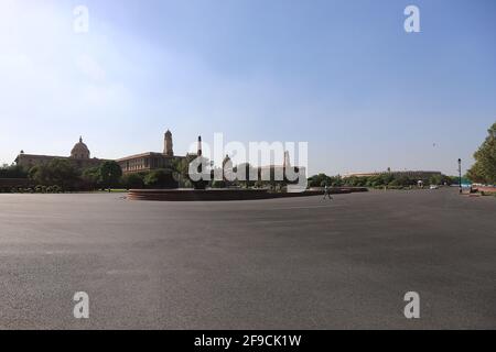 Delhi, Indien. April 2021. Verlassene Aussicht um den North Block und die indischen Parlamentsgebäude.Da eine Wochenendsperre in Kraft ist, dürfen nur diejenigen, die für wichtige Dienste da sind, pendeln, wie von der Regierung des Staates Delhi angewiesen, um die Ausbreitung der Covid-19-Coronavirus-Infektionen einzudämmen. (Foto: Amarjeet Kumar Singh/SOPA Images/Sipa USA) Quelle: SIPA USA/Alamy Live News Stockfoto