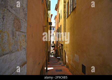 Gasse mit alten Provençal Häusern mit venezianischen Stuckwänden im historischen Zentrum von Grasse, Provence-Alpes-Côte d'Azur, Frankreich. Stockfoto