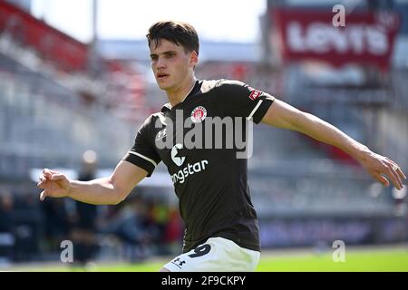 Hamburg, Deutschland. April 2021. Fußball, 2. Bundesliga, FC St. Pauli - FC Würzburger Kickers, 29. Spieltag, Millerntor-Stadion: Luca Zander vom FC St. Pauli. Quelle: Oliver Hardt/Getty Images Europe/Pool/dpa/Alamy Live News Stockfoto