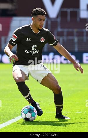 Hamburg, Deutschland. April 2021. Fußball, 2. Bundesliga, FC St. Pauli - FC Würzburger Kickers, Matchday 29, Millerntor-Stadion: Omar Marmoush vom FC St. Pauli spielt den Ball. Quelle: Oliver Hardt/Getty Images Europe/Pool/dpa/Alamy Live News Stockfoto