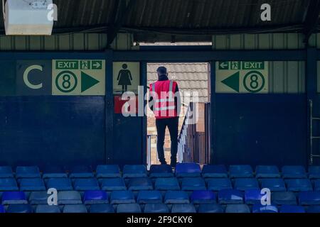 Luton, Großbritannien. April 2021. Am 4/17/2021 wird auf der Rückseite des Stadions mit Blick auf Luton, Großbritannien, ein Vorspr. Geführt. (Foto von Richard Washbrooke/News Images/Sipa USA) Quelle: SIPA USA/Alamy Live News Stockfoto