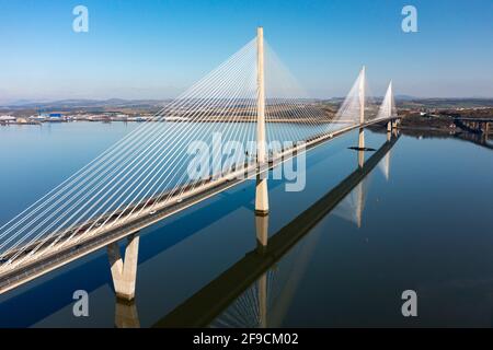 Luftaufnahme von der Drohne der Queensferry Crossing Bridge über Firth of Forth bei South Queensferry, Schottland, Großbritannien Stockfoto