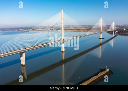 Luftaufnahme von der Drohne der Queensferry Crossing Bridge über Firth of Forth bei South Queensferry, Schottland, Großbritannien Stockfoto