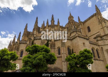 Niedriger Winkel der berühmten Segovia Catherdral in Spanien unter Ein klarer Himmel Stockfoto