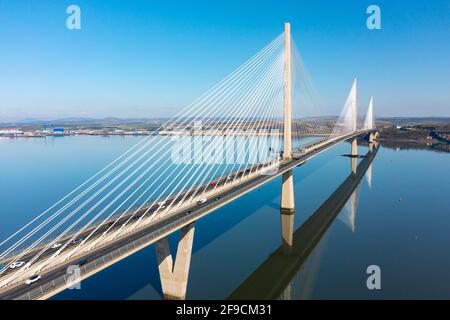 Luftaufnahme von der Drohne der Queensferry Crossing Bridge über Firth of Forth bei South Queensferry, Schottland, Großbritannien Stockfoto