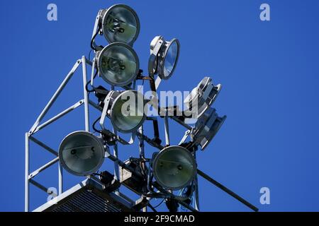 Luton, Großbritannien. April 2021. Kenilworth Road Stadion Flutlichter in Luton, Großbritannien am 4/17/2021. (Foto von Richard Washbrooke/News Images/Sipa USA) Quelle: SIPA USA/Alamy Live News Stockfoto