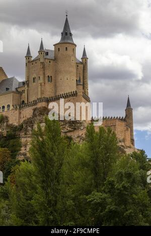 Vertikale Aufnahme des berühmten Alcazar von Segovia in Spanien Unter einem düsteren Himmel Stockfoto