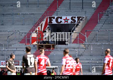 Hamburg, Deutschland. April 2021. Fußball, 2. Bundesliga, FC St. Pauli - FC Würzburger Kickers, 29. Spieltag, Millerntor-Stadion: Eine TV-Kamera filmt das Spiel. Quelle: Oliver Hardt/Getty Images Europe/Pool/dpa/Alamy Live News Stockfoto