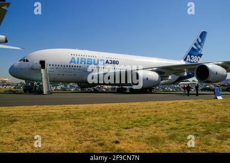 Prototyp des Airbus A380 MSN001 F-WWOW auf der Farnborough International Airshow FIA 2006. Airbus-Farbschema für Unternehmen Stockfoto