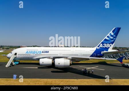 Prototyp des Airbus A380 MSN001 F-WWOW, ausgestellt auf der Farnborough International Airshow FIA 2006. Airbus-Farbschema für Unternehmen Stockfoto