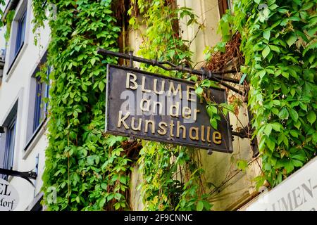 Schaufelschild eines einzigartigen Geschäfts für Blumen und Wohndekorationen im beliebten Touristenviertel der Düsseldorfer Altstadt. Stockfoto
