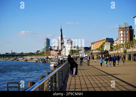 Die beliebte Rheinpromenade in Düsseldorf an einem sonnigen Tag. Stockfoto