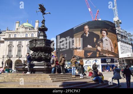 London, Großbritannien. April 2021. Prinz-Philip-Tribute auf den Bildschirmen des Piccadilly Circus. Die Beerdigung des Herzogs von Edinburgh fand am 17. April 2021 in Windsor statt. Kredit: SOPA Images Limited/Alamy Live Nachrichten Stockfoto