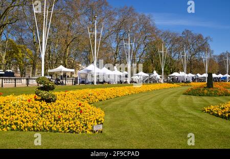 London, Großbritannien. April 2021. Die Medien berichteten über den Tod von Prinz Philip vor dem Buckingham Palace.die Beerdigung des Herzogs von Edinburgh fand am 17. April 2021 in Windsor statt. Kredit: SOPA Images Limited/Alamy Live Nachrichten Stockfoto