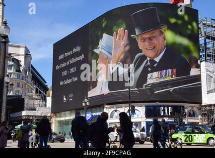 London, Großbritannien. April 2021. Prinz-Philip-Tribute auf den Bildschirmen des Piccadilly Circus. Die Beerdigung des Herzogs von Edinburgh fand am 17. April 2021 in Windsor statt. Kredit: SOPA Images Limited/Alamy Live Nachrichten Stockfoto