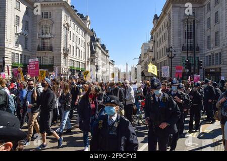 London, Großbritannien. April 2021. Demonstranten laufen während des Protestes zum Töten des Bill durch den Piccadilly Circus. Erneut marschierten Menschenmengen durch das Zentrum Londons, um gegen das Gesetz über Polizei, Verbrechen, Verurteilung und Gerichte zu protestieren. Kredit: Vuk Valcic/Alamy Live Nachrichten Stockfoto