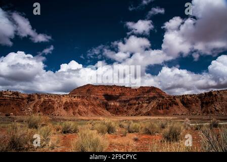 Rote Felsmesas, kobaltblauer Himmel und weiße geschwollene Wolken im Südosten von Utah, USA. Stockfoto