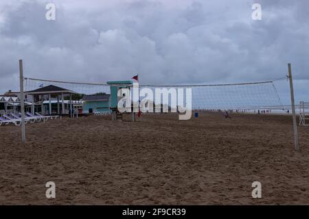 Volleyballplatz am Strand ohne Spieler an einem bewölkten Tag. Stockfoto