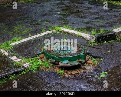 Kanalluke im Wasserfluss, Sommer Stockfoto