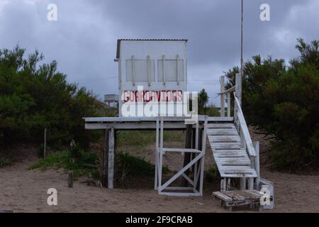 Rettungsschwimmerbox am Strand. Schild auf spanisch: Rettungsschwimmer. Stockfoto