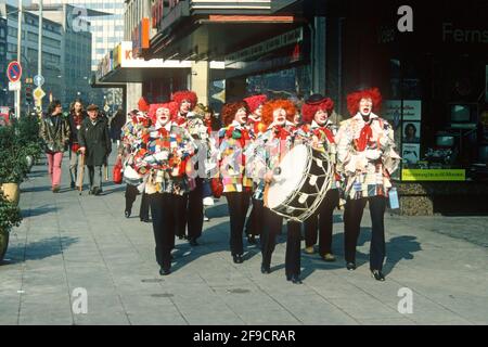 Eine Gruppe von Frauen, die 1981 als Clowns für den Karneval in Köln, Nordrhein-Westfalen, Deutschland, gekleidet waren
