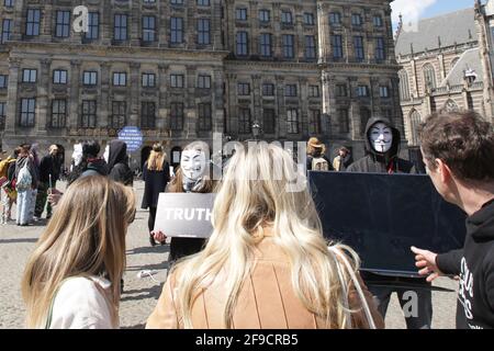 Anonymous für die Voiceless Animal Rights Organisation nehmen Aktivisten Teil Während des Cube of Truth Protestes vor dem Royal Palast am Dam Squar Stockfoto
