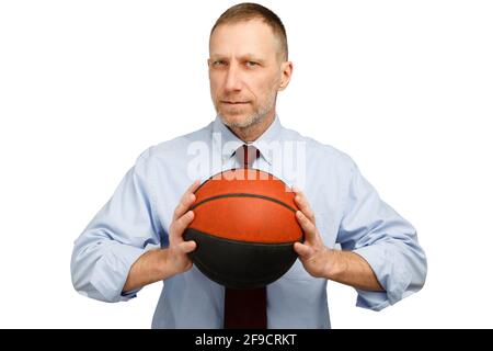 Der bärtige kaukasische Geschäftsmann mittleren Alters spielt Basketball. Foto isoliert auf weißem Hintergrund. Stockfoto