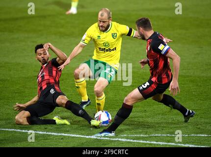 Teemu Pukki (Mitte) von Norwich City kämpft während des Sky Bet Championship-Spiels in der Carrow Road, Norwich, mit Lloyd Kelly (links) des AFC Bournemouth um den Ball. Bilddatum: Samstag, 17. April 2021. Stockfoto