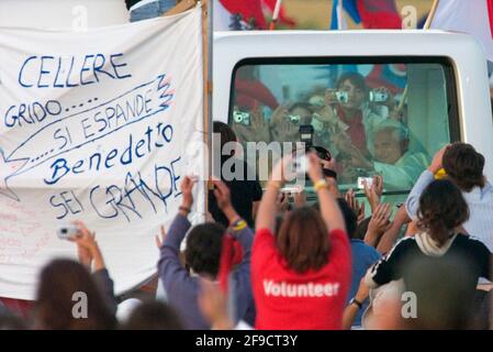 XX. Weltjugendtag in Köln Deutschland, 20.8.2005, begrüßt Papst Benedikt XVI. Die Menge vom Papamobil auf dem Marienfeld bei Frechen, Deutschland Stockfoto