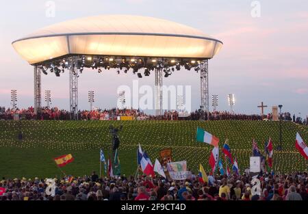 XX. Weltjugendtag in Köln Deutschland, 20.8.2005, der Altaraufbau auf dem Marienfeld bei Frechen, Deutschland Stockfoto