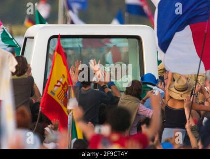 XX. Weltjugendtag in Köln Deutschland, 20.8.2005, begrüßt Papst Benedikt XVI. Die Menge vom Papamobil auf dem Marienfeld bei Frechen, Deutschland Stockfoto