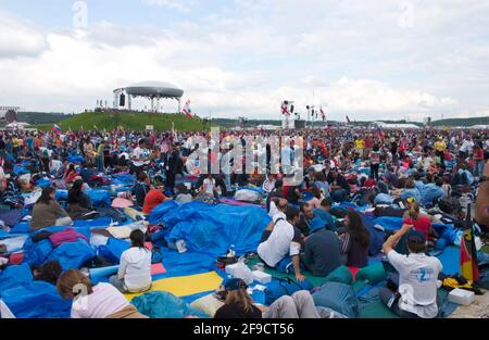 XX. Weltjugendtag in Köln Deutschland, 20.8.2005, erwarten Pilger die Vigil auf dem Marienfeld bei Frechen Stockfoto