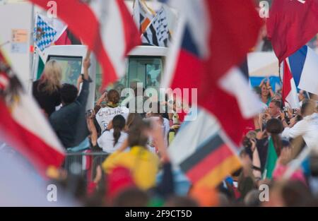 XX. Weltjugendtag in Köln Deutschland, 20.8.2005, begrüßt Papst Benedikt XVI. Die Menge vom Papamobil auf dem Marienfeld bei Frechen, Deutschland Stockfoto