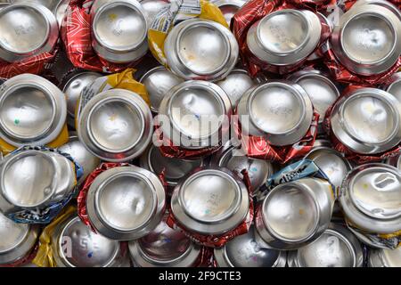 Ansicht von unten auf zerkleinerte Aluminiumdosen für Bier und Apfelwein Getränke bereit zum Recycling Stockfoto