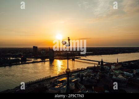 Stadtbild von Riga bei Sonnenuntergang mit Spiegelung im Daugava-Fluss, Lettland Stockfoto