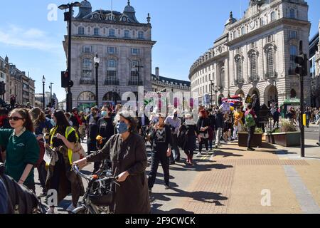 London, Großbritannien. April 2021. Demonstranten laufen während des Protestes zum Töten des Bill durch den Piccadilly Circus. Erneut marschierten Menschenmengen durch das Zentrum Londons, um gegen das Gesetz über Polizei, Verbrechen, Verurteilung und Gerichte zu protestieren. Kredit: Vuk Valcic/Alamy Live Nachrichten Stockfoto